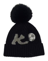 Tmavomodrá žebrovaná pletená čepice s fotbalovým míčem a bambulí