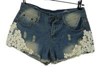 Dámské modro-bílé riflové kraťasy s krajkou 