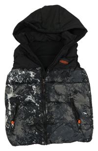 Černo-šedo-bílá vzorovaná šusťáková zateplená vesta s kapucí 