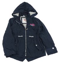 Tmavomodrá šusťáková jarní parka s nápisem a kapucí 