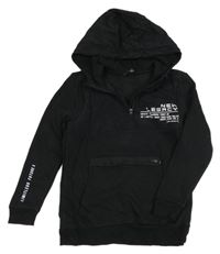 Černá mikina s nápisy a kapsou a kapucí George