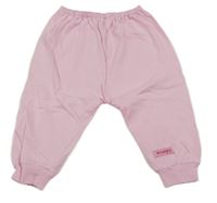 Světlerůžové slabé tepláky s nášivkou DOKMA