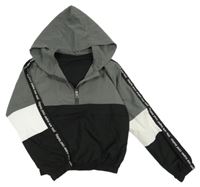 Tmavošedo-černo-bílá šusťáková větrovka s pruhem s nápisy a kapucí SHEIN