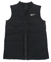 Černá prošívaná šusťáková zateplená vesta s nášivkou F&F