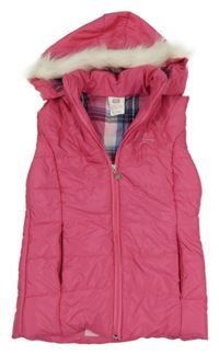 Tmavorůžová šusťáková zateplená vesta s kapucí s kožešinou