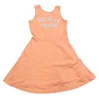Neonově oranžové šaty s nápisem 