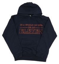 Tmavomodrá mikina s nápisem a kapucí 