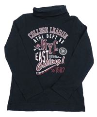 Tmavomodrý rolák s nápisem 