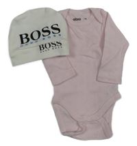 2Set - Světlerůžové body s perforovanými srdíčky GÉMO + bílá čepice s logem HUGO BOSS