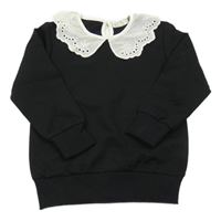 Černá mikina s bílým límečkem a květy a madeirou