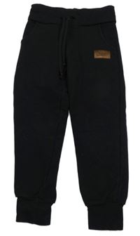 Černé tepláky s nášivkou