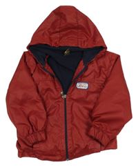 Vínová šusťáková jarní bunda s nášivkou a kapucí