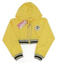 Nové - Žlutá propínací crop mikina s dívkou a kapucí