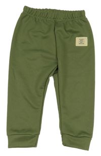 Olivové tepláky s nášivkou 