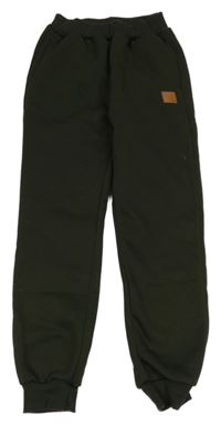 Tmavokhaki teplé tepláky s nášivkou