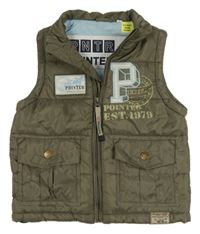 Khaki šusťáková zateplená vesta s písmenem a nášivkou