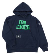 Tmavomodrá mikina s nápisem a kapucí