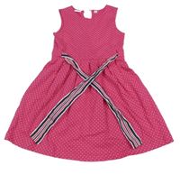 Tmavorůžové šaty s puntíky a páskem