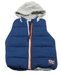 Tmavomodrá prošívaná šusťáková zateplená vesta s nášivkou a kapucí Ergee