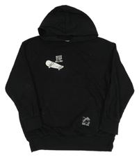 Černá mikina se skateboardy a nápisy a kapsou a kapucí Pepperts!