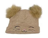 Béžová čepice s čumákem a bambulemi 