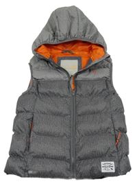 Tmavošedo-šedá melírovaná prošívaná šusťáková zateplená vesta s nášivkou a kapucí WANABEE