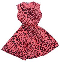 Neonově růžové šaty s leopardím vzorem 