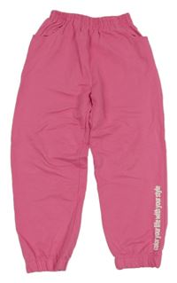 Růžové tepláky s nápisem