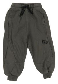 Tmavošedé tepláky s nášivkou George