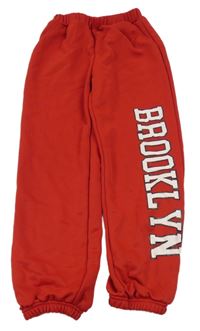 Červené tepláky s nápisem Shein