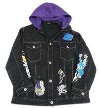 Černá riflová bunda s potiskem a fialovou teplákovou kapucí 