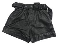 Černé koženkové kraťasy s páskem River Island