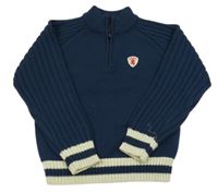 Tmavomodrý svetr s nášivkou a proužky