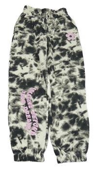 Černo-bílé tepláky s kytičkou a nápisem 