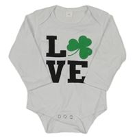 Bílé body s nápisem s trojlístkem