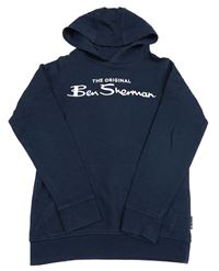 Tmavomodrá mikina s nápisy a kapucí Ben Sherman
