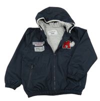 Tmavomodrá šusťáková jarní bunda s nášivkami a kapucí 