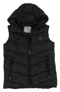 Černá šusťáková zateplená vesta s nášivkou a kapucí Minoti