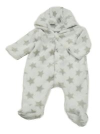 Bílá chlupatá kombinéza s hvězdami a kapucí
