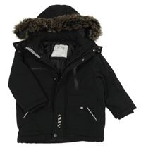 Černá šusťáková zimní bunda s kasami a kapucí s kožešinou Nutmeg