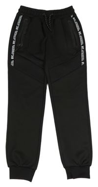 Černé sportovní tepláky Chapter young