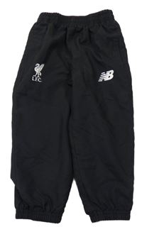 Černé šusťákové funkční kalhoty s logem New Balance