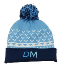 Modro-bílá vzorovaná čepice s písmeny a bambulí 