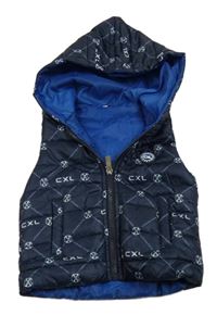 Tmavomodrá vzorovaná šusťáková prošívaná vesta s kapucí 