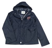 Tmavomodrá nepromokavá jarní bunda s nášivkou a kapucí POCOPIANO