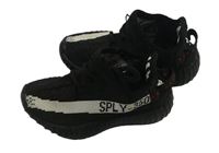 Černé textilní botasy s nápisem Adidas vel. 28
