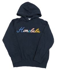 Tmavomodrý svetr s nápisem a kapucí