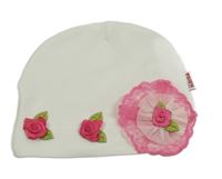 Bílá čepice s 3D kvítky a krajkou 