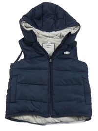 Tmavomodrá šusťáková zateplená vesta s nášivkou a kapucí Topomini