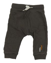 Tmavošedé tepláky s nápisem Kiabi 